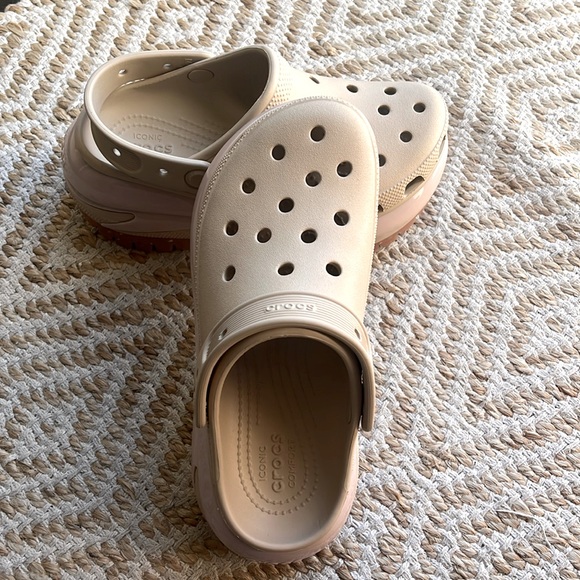 Crocs Unisex-Adult Mega Crush Clog Women Size 6 - Picture 8 of 10